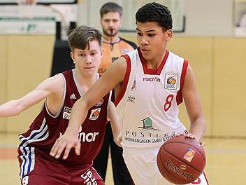 Brandon Tischler (r.), mit 23 Punkten und f&uuml;nf Dreiern bestes Regnitztaler Talent, l&auml;sst hier seinen K&ouml;lner Bewacher stehen. Fotos: sportpress