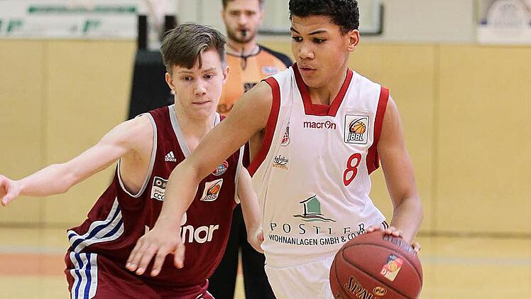 Brandon Tischler (r.), mit 23 Punkten und f&uuml;nf Dreiern bestes Regnitztaler Talent, l&auml;sst hier seinen K&ouml;lner Bewacher stehen. Fotos: sportpress