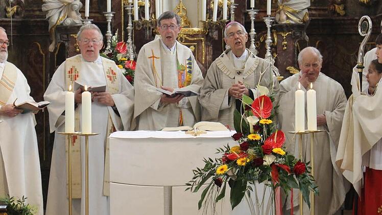 Gemeinsam feierten (von links) Diakon Georg Bauer, Pater Wolfram Schüßler, Pfarrer Wolfgang Schmidt, Erzbischof Ludwig Schick, Pfarrer (i.R.) Hermann Komnik und Diakon Alfred Beyer.  Foto: Evi Seeger