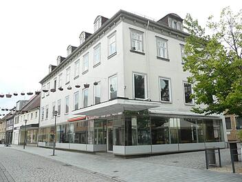 Dieser Leerstand hat bald ein Ende: In der Inneren Bamberger Straße, wo sich bis 2012 der Drogeriemarkt Müller befand, wird die Schütz-Flechtwelt einziehen. Geplant sind Präsentation und Verkauf von Flechtmöbeln auf zwei Etagen. Foto: Popp