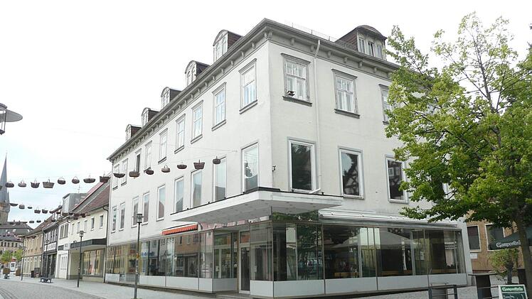 Dieser Leerstand hat bald ein Ende: In der Inneren Bamberger Straße, wo sich bis 2012 der Drogeriemarkt Müller befand, wird die Schütz-Flechtwelt einziehen. Geplant sind Präsentation und Verkauf von Flechtmöbeln auf zwei Etagen. Foto: Popp