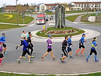 Die Sicherheit der Läufer steht an erster Stelle. Deshalb werden auch am Kreisel nahe dem Kurpark in Bad Staffelstein Feuerwehrleute postiert.  Foto: Mario Deller