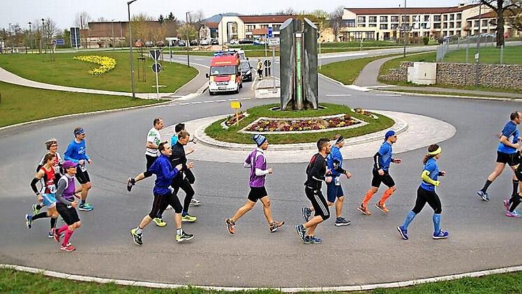 Die Sicherheit der Läufer steht an erster Stelle. Deshalb werden auch am Kreisel nahe dem Kurpark in Bad Staffelstein Feuerwehrleute postiert.  Foto: Mario Deller