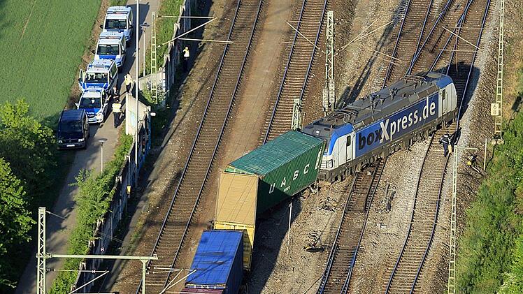 Ein verungl&uuml;ckter G&uuml;terzug steht quer auf den Gleisen des Umschlagbahnhofs M&uuml;nchen-Riem. Menschen wurden nach Angaben der Bundespolizei nicht verletzt, es entstand allerdings ein Millionenschaden. Foto: -/Bundespolizei/dpa