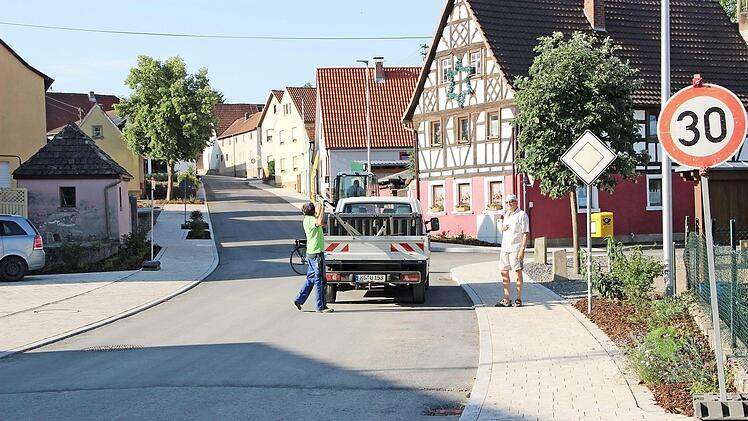 Die Gehwege entlang der Ortsdurchfahrt sind jetzt gepflastert.