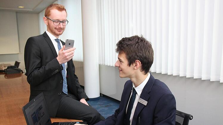 Bankgeschäfte  können   online über die verschiedensten Kanäle getätigt werden. Juri Vießmann (links), Fabian Will und die anderen Azubis der VR Bank haben das in ihrem Filmbeitrag dargestellt.Alexander Hartmann