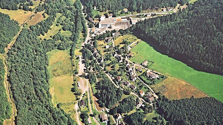 Schauberg, an der bayerischen Porzellanstraße gelegen und eingerahmt von Bergen, ist der Schwerpunkt im Markt Tettau für den Restausbau eines funktionierenden Mobilfunknetzes.  Foto: Markt Tettau / Repro: Karl-Heinz Hofmann