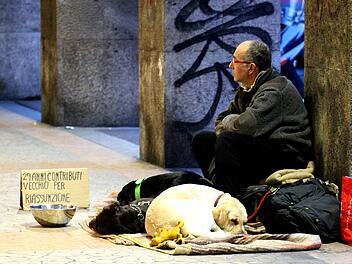 Symbolbild: Obdachloser mit Hund