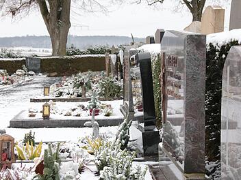 Steht der Grabstein noch sicher? Frost und starke Regenfälle verändern die Standfestigkeit von Grabsteinen.