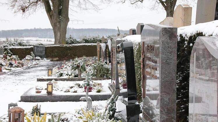Steht der Grabstein noch sicher? Frost und starke Regenfälle verändern die Standfestigkeit von Grabsteinen.