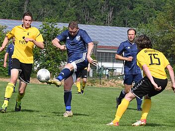 Trotz eines eigenen Tores reichte es für David Böhm (beim Schuss) und den SV Aura gegen Wollbach mit Leo Rottenberger (links) und Johannes Kirchner (Nummer 15) nicht zum Sieg. Foto: Hopf