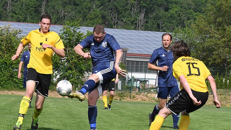 Trotz eines eigenen Tores reichte es für David Böhm (beim Schuss) und den SV Aura gegen Wollbach mit Leo Rottenberger (links) und Johannes Kirchner (Nummer 15) nicht zum Sieg. Foto: Hopf