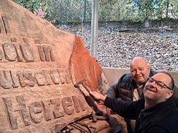 Martin Rinneberg verschönert unter der Anleitung des Künstlers Marc Haselbach die Schnecke auf dem Gedenkstein.