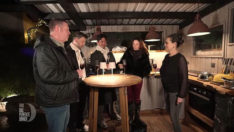 Die vollausgestattete Outdoor-K&uuml;che von Angela (rechts) hinterl&auml;sst bei (von links) Schorsch, Mathias, Ragil und Lui Eindruck.