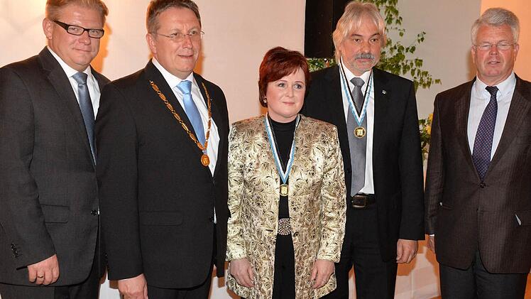 Glückwünsche für die Träger der Goldenen Bürgermedaille - von links: 2. Bürgermeister Frank Wilzok, OB Henry Schramm, Christina Flauder, Klaus-Hermann Hofmann und MdL Ludwig von Lerchenfeld.
