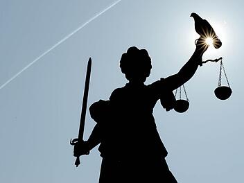 Vor dem Amtsgericht Haßfurt musste sich ein 79-jähriger Mann wegen Straßenverkehrsgefährdung verantworten.  Foto: Arne Dedert dpa