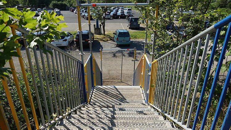 Für Fußgänger gibt es eine provisorische Treppe zum Bleichrasen.Foto: Arkadius Guzy