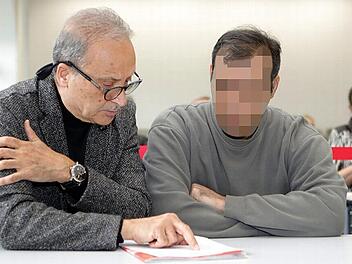 Der Angeklagte (r.) spricht vor Prozessbeginn mit seinem Dolmetscher.  Foto: Matthias Hoch