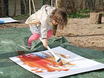 Schaukeln und dabei bunte Bilder malen. Beim "Remida-Day" im Caritas-Kinderhaus Leo war dies am Samstag möglich.  Foto: Desombre