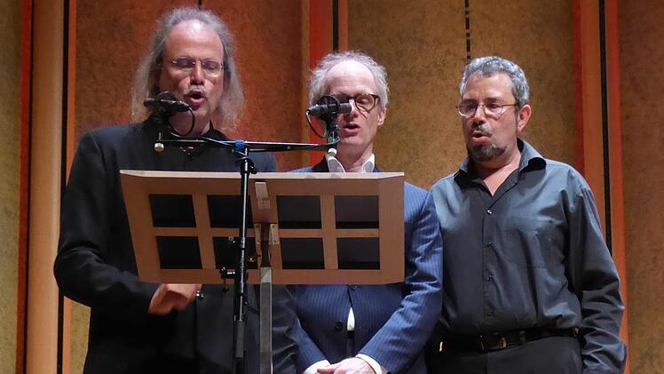 Das singende Pianistentrio Steffen Schleiermacher, Jan Philip Schulze und Axel Bauni (von links).