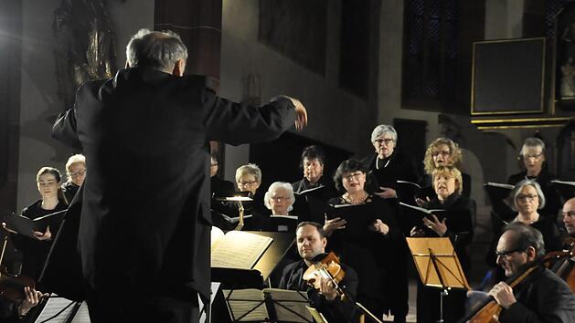 Die katholische Stadtpfarrkirche bildete einen illustren Rahmen f&uuml;r ein geistliches Konzert zur Passionszeit f&uuml;r Frauenchor, Solisten und Orchester unter der musikalischen Leitung von Stadtkantor Dieter Blum.  Fotos: Peter Klopf