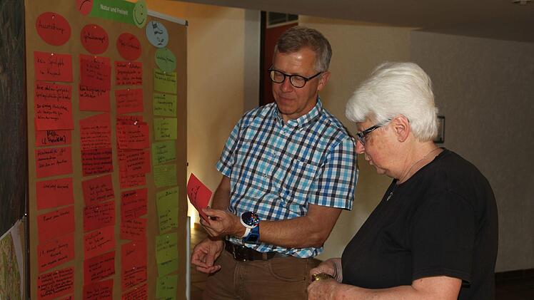 Flei&szlig;ig beschreiben die Teilnehmer des Workshops die St&auml;rken und Schw&auml;chen ihres Stadtgebiets.