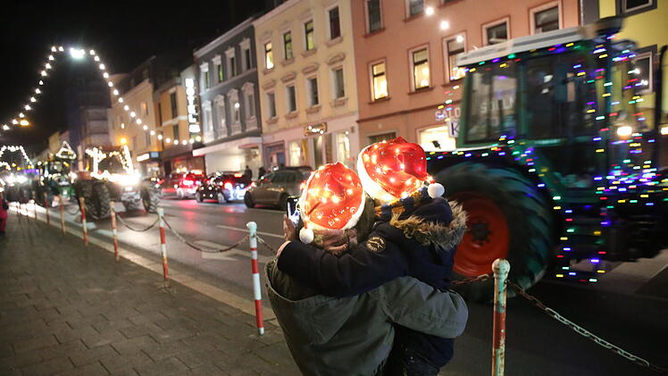 Buntgeschmückte Traktoren fahren durch Hof