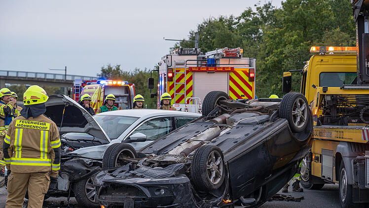 Unfall auf A73 bei Erlangen: Auto &uuml;berschl&auml;gt sich - Vollsperrung