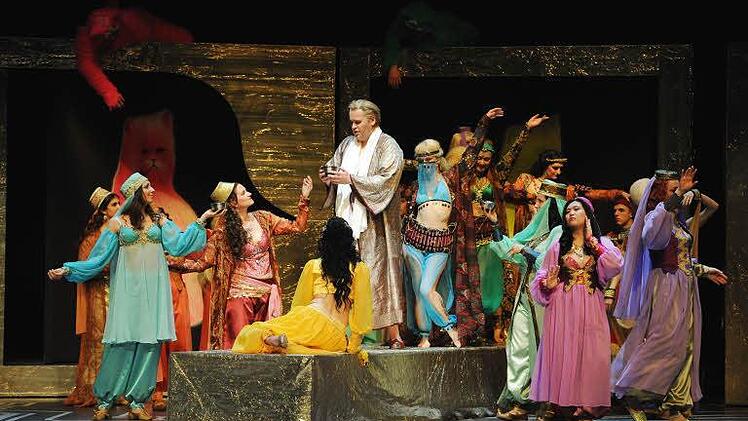 Der Prinz Namarand (Uwe Stickert) feiert seine Unsterblichkeit inmitten seiner Haremsdamen.