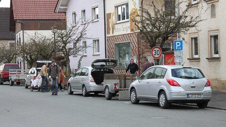 Am Freitag war der letzte Tag zur Anlieferung in dieser Saison. Vor der Süßmosterei Senger in Ebensfeld wurden Säcke mit Äpfeln  n den Betrieb geschafft. Fotos: Tobias Kindermann