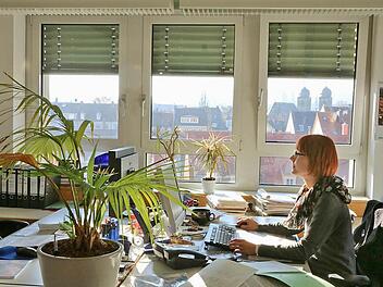 Auf den Sonnenschutz will  Stefanie Schuhmann an ihrem Arbeitsplatz im Landratsamt auch im November  nicht verzichten. Foto:  Barbara Herbst