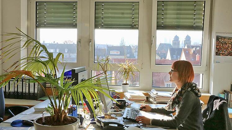 Auf den Sonnenschutz will  Stefanie Schuhmann an ihrem Arbeitsplatz im Landratsamt auch im November  nicht verzichten. Foto:  Barbara Herbst