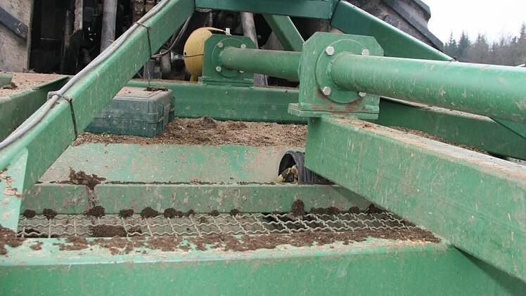 Das Ergebnis, das der Büffel im Praxistest lieferte, war durchaus gut: Allerdings musste Stefan Kausler eigens aus Kirchenpingarten anreisen. Büffel-Geräte sind derzeit in der Region nicht verfügbar. Der Büffel zerschlägt aufgeworfene Rasenstücke, ist mit einer Welle und zwei Schnecken ausgestattet. Er ebnet und sät im selben Arbeitsgang.