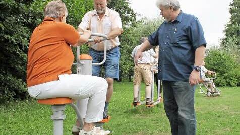 Norbert Fuhrmann gibt einer Reisegruppe aus Nordhausen Tipps.