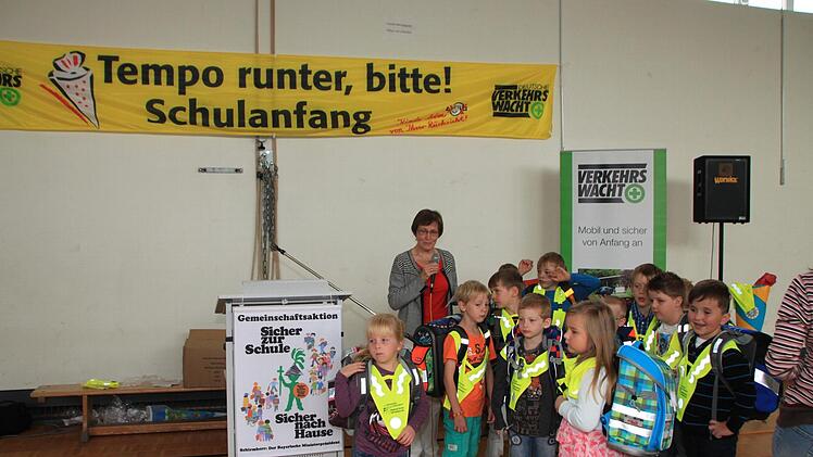 Übergabe der Sicherheitsdreiecke zum Schulanfang 2014 in Münnerstadt. Fotos: Paul Ziegler/Heike Beudert