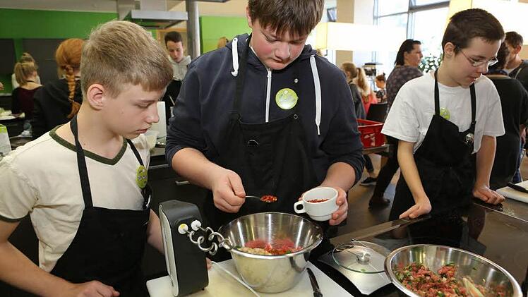 Hackfleisch-Bällchen in zweierlei Variationen bereiten die Schüler der Werner-Grampp-Schule für den Hauptgang zu. Ein wenig Chili gibt dem Gericht geschmacklich einen besonderen Kick. Foto: Barbara Herbst
