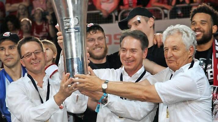 Stolz mit Pott: Geschäftsführer Rolf Beyer (von links), Aufsichtsratschef Michael Stoschek und Präsident Norbert Sieben.