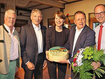 Torte und Blumen für Emmi Zeulner (von links): MdL Ludwig Freiherr von Lerchenfeld, MdL Heinrich Rudrof , Emmi Zeulner, Kulmbachs Oberbürgermeister Henry Schramm und Landrat Christian Meißner Foto: Gerda Völk