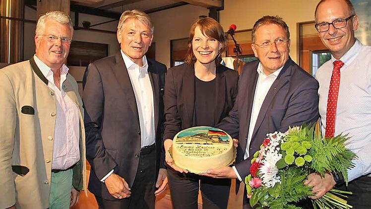 Torte und Blumen für Emmi Zeulner (von links): MdL Ludwig Freiherr von Lerchenfeld, MdL Heinrich Rudrof , Emmi Zeulner, Kulmbachs Oberbürgermeister Henry Schramm und Landrat Christian Meißner Foto: Gerda Völk
