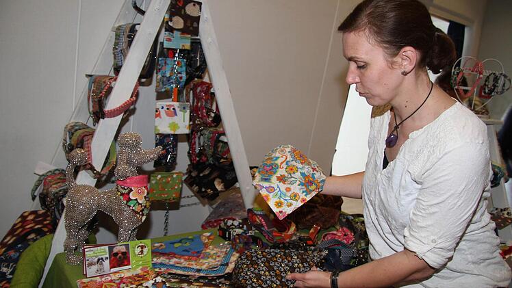 Tanja Söllner hat sieben Hunde, deshalb weiß sie, was die Vierbeiner wünschen.. Tanja Söllner aus Effeltrich hat Leinen verziert, näht aus bunten Stoffen Halsbänder oder Geschirre. Foto: Sonny Adam