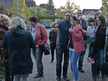 Die jungen Familien der Initiative "Wir-lieben-Röttenbach" freuten sich vor dem Rathaus über das Ergebnis.  Foto: Pauline Lindner