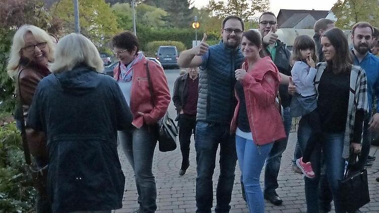 Die jungen Familien der Initiative "Wir-lieben-Röttenbach" freuten sich vor dem Rathaus über das Ergebnis.  Foto: Pauline Lindner