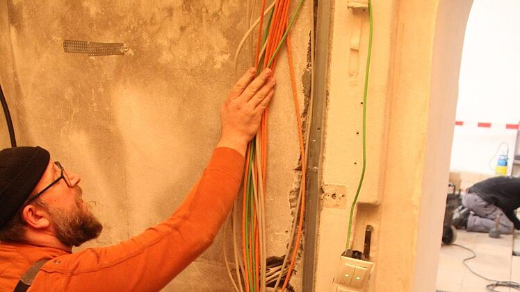 Elektriker wühlen sich durch das Kabelgewirr des Glockengeläuts.