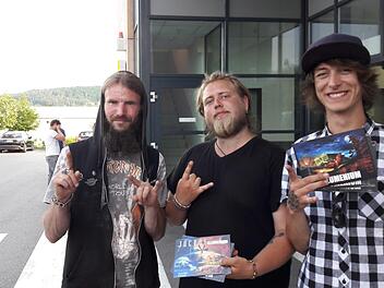 Die estische Rockband Illumenium ist auf Werbe-Tour durch Europa. Promotor Bob (links) und Bassist Karli Raaga (Mitte) sprechen Passanten am Kaufland  an.   Rechts ebenfalls ein Helfer des Promotion-Teams. Foto: Benedikt Borst