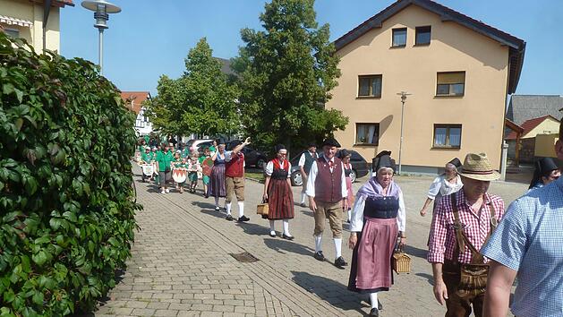 Der Festzug zieht zur Kirchweih durch die Gemeinde.