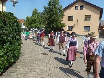 Der Festzug zieht zur Kirchweih durch die Gemeinde.