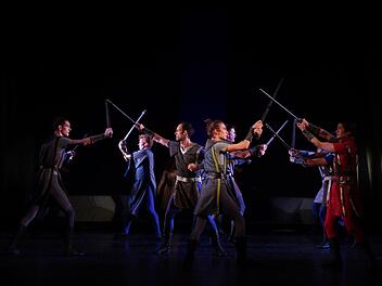 "Very British" wird das  Landestheater Coburg. Ein Ballettabend  mit Orchester bringt   Mark McClains Artus-Visionen. Gastchoreograf  Martin Chaix  lässt zu Dowland und Britten tanzen.