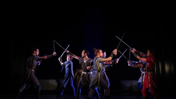 "Very British" wird das  Landestheater Coburg. Ein Ballettabend  mit Orchester bringt   Mark McClains Artus-Visionen. Gastchoreograf  Martin Chaix  lässt zu Dowland und Britten tanzen.