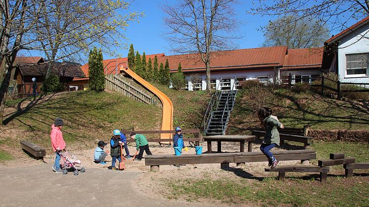 Die Kinder sind gerne im unteren Bereich, hier soll später der Kletterturm stehen. Foto: Leonie Hauck