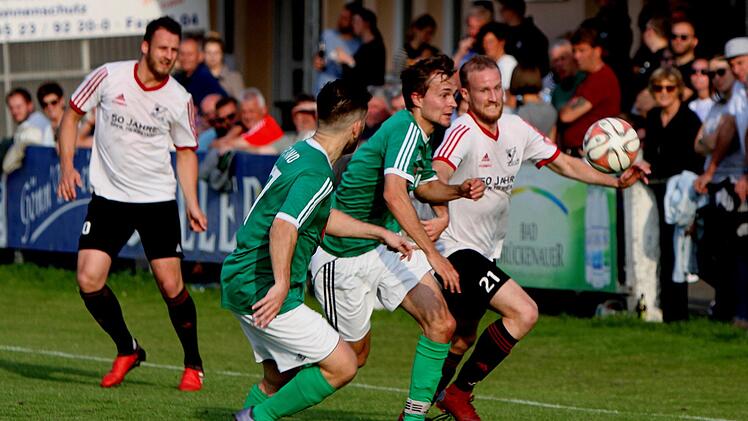 Die beiden Sander Moritz Fischer und Michael Wagner (von links) versuchen den Herbstadter Dominik Firnschild, Torschütze zum 1:1-Ausgleich, auf der linken Außenbahn zu stoppen.  Foto: Günther Geiling